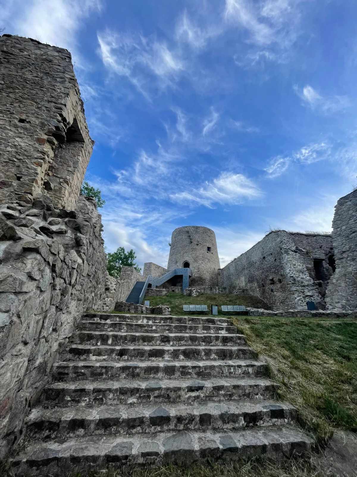 Cetatea Bologa — scări de piatră spre turn
