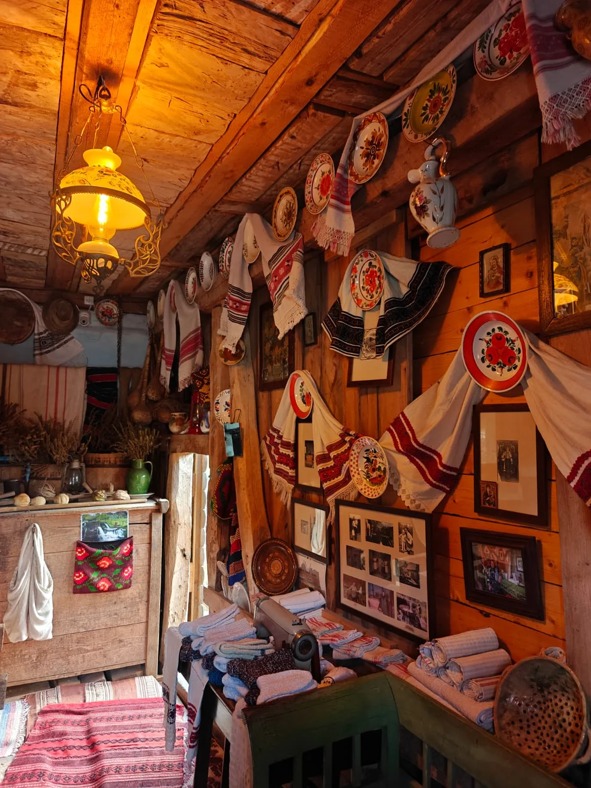 Muzeul Morii — interior cu lampă și farfurii pictate