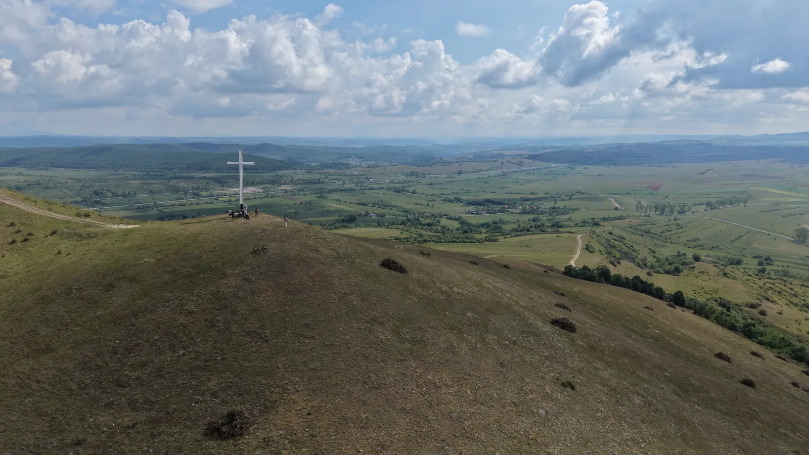 Cruce albă pe culme — belvedere peste vale