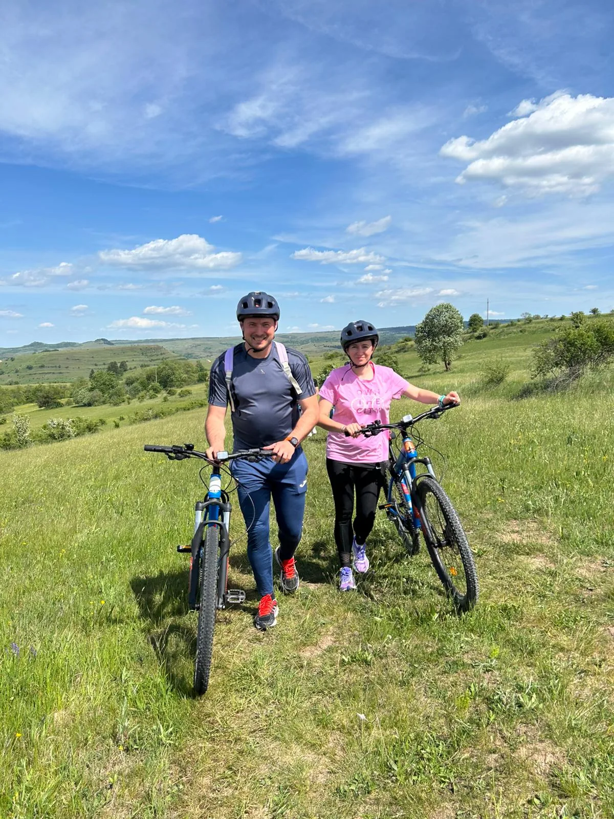 Cuplu cu biciclete într-o pajiște
