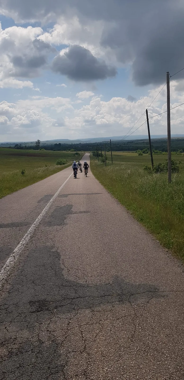 Cicliști pe un drum de țară